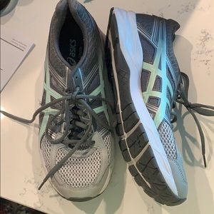 Women’s tennis shoes